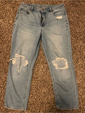 American Eagle Outfitters Light Wash Distressed Mom Jeans